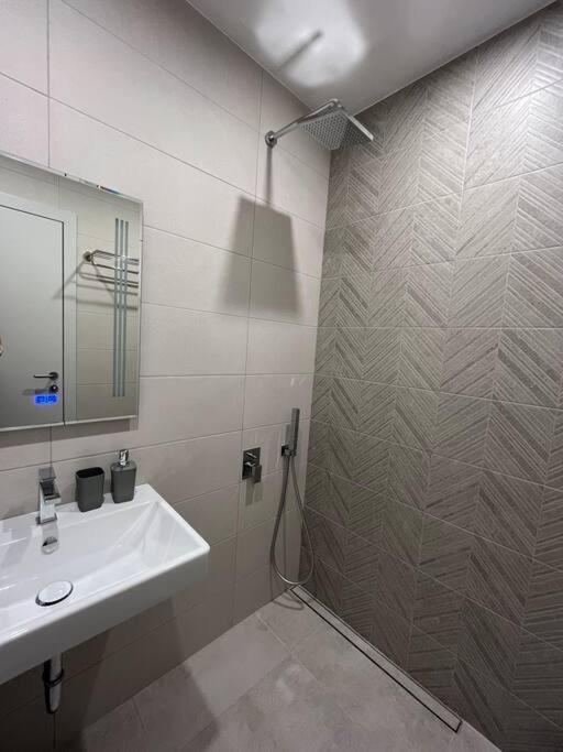 Modern City Center 2 Bedroom Apartment Sofia Ngoại thất bức ảnh